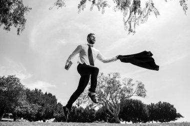 Heyecanlı iş adamı hızlı koşuyor, yarışıyor ve zıplıyor.