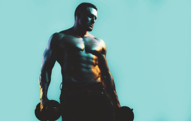 Kas kasları için egzersiz. Mavi neon üzerinde izole halterlerle egzersiz yapan kaslı vücut geliştirici adam.