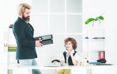 Aile meselesi. Küçük bir aile şirketi. Gelecekteki kariyerim. İş adamlarından oluşan bir ekip toplantı yapıyor. Komik çocuklar. Gelecekteki eğitim, proffesion