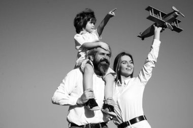 Aile babası ve oğlu seyahatin hayalini kurar. Yaz tatili ve tatil konsepti. Oğulları doğada ebeveynlerine sarılıyor. Çocuklu aile.