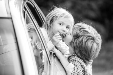 Araba yolculuğundan önce hoşça kal. Araba yolculuğundan önce tatlı çocuklar vedalaşıyor.