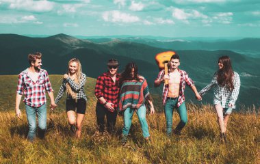 Grup kampı. Göl kenarında kamp yapan arkadaşlar, arka manzara. Dağlar turist