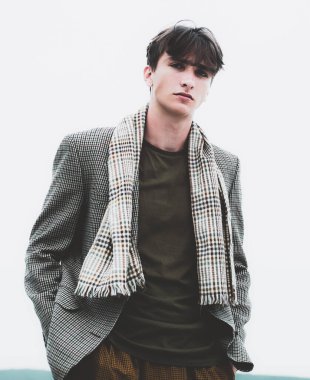 Modern takım elbiseli adam. Stüdyoda karanlık arka planda yakışıklı bir adamın portresi.