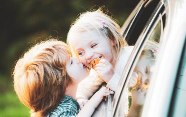 Sevgililer Günün kutlu olsun. Sevgililer Günü tebrik kartı. Komik çocuklar öpüşür. Sevgililer Günü 'nün Gerçek Tarihi