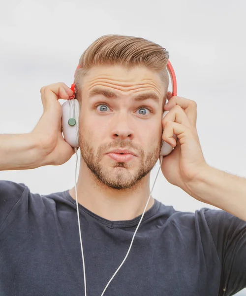 Nadšený Muž Poslouchá Hudbu Sluchátkách Emocionální Překvapený Portrétista Mladý Vousatý — Stock fotografie