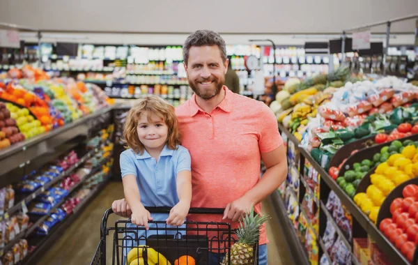 Vater Und Sohn Kaufen Frisches Gemüse Supermarkt Familie Geschäft — Stockfoto