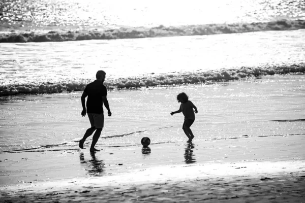 Padre Hijo Juegan Fútbol Fútbol Playa Las Vacaciones Familiares Verano — Foto de Stock