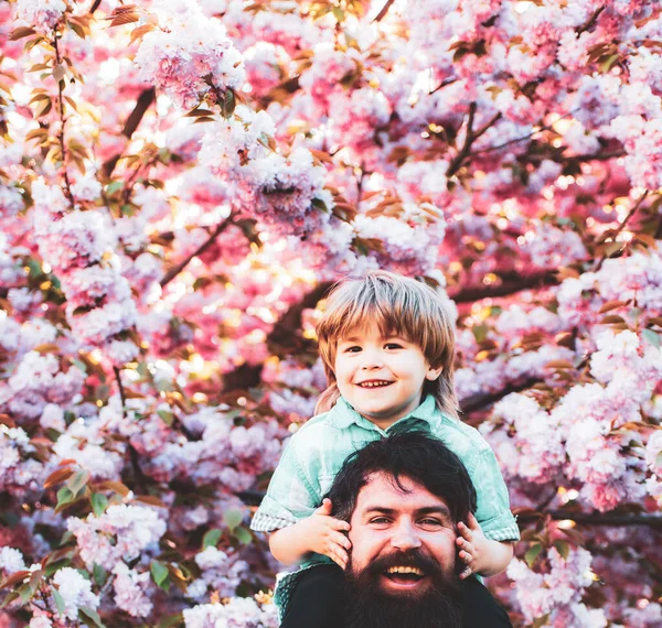 Padre Figlio Padre Con Figlio Che Diverte Parco Papà Figlio — Foto Stock