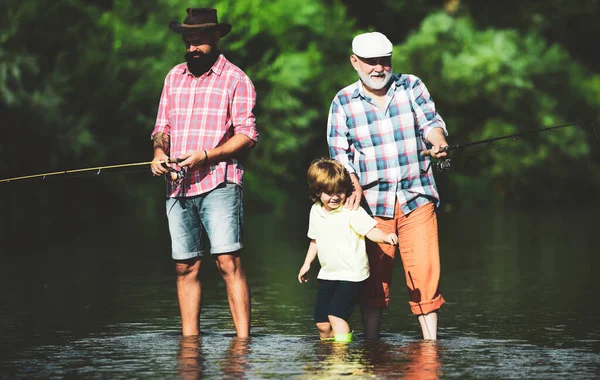 Pesca Mosca Ragazzino Pesca Mosca Nel Fiume Con Padre Nonno — Foto Stock