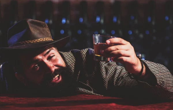 可笑的大胡子酒后嬉皮士拿着玻璃杯威士忌 — 图库照片