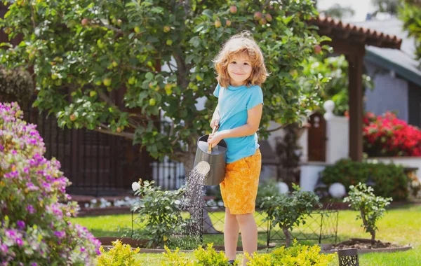 Забавный Ребенок Поливает Растения Лейки Саду Дети Веселятся Летнем Саду — стоковое фото