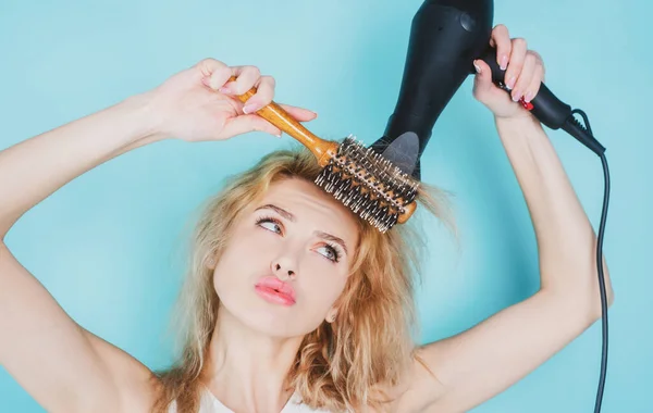 Chica Con Pelo Rubio Usando Secador Pelo Peinado Concepto Peluquería —  Fotos de Stock