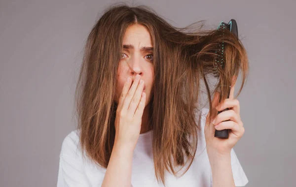 Włosy Problem Wypadania Włosów Kobieta Pokazać Włosy Splątane Zniszczone Włosy — Zdjęcie stockowe