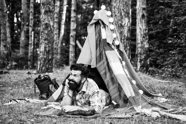 Bell Uomo Barbuto Nella Tenda Campeggio Non Puoi Comprare Amore — Foto Stock