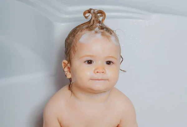在泡泡浴中快乐的婴儿脸 婴儿在有泡沫和肥皂泡沫的浴缸里洗澡 — 图库照片