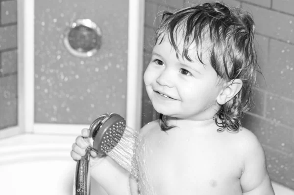 Szczęśliwe Dziecko Biorące Kąpiel Bawiąc Się Bańkami Pianki Dziecko Kąpiące — Zdjęcie stockowe