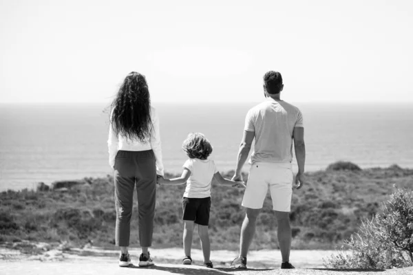 Buone Vacanze Famiglia Padre Allegro Madre Figlio Piccolo Passeggiata Sulla — Foto Stock