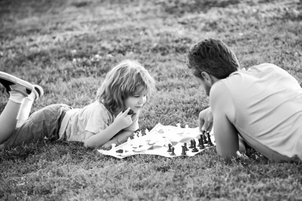 Dışarıda Mutlu Bir Aile Baba Oğul Bahar Bahçesinde Satranç Oynuyorlar — Stok fotoğraf