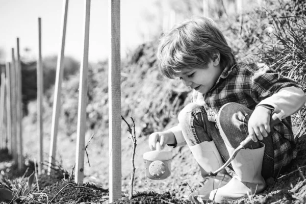 Happy Kid Med Skyffel Och Vattenkanna Bevattning Blommor Trädgården — Stockfoto
