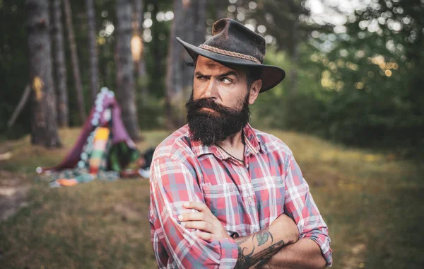 Hisperer Stil Attraktive Touristen Wald Haarpflege Modeporträt Mann Schöner Bärtiger — Stockfoto