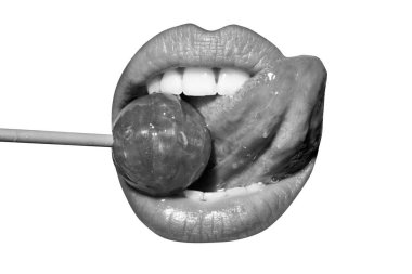Ağzında lolipop var, yakın plan. Ağzında lolipop olan güzel bir kız. Dili parlak kırmızı kadın dudakları. Ağız yalama emme chupa chup izole beyaz