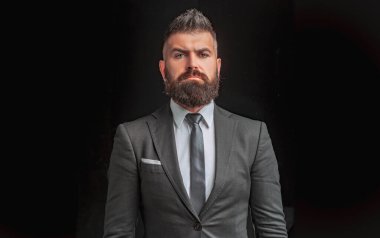 Erkek takım elbise moda. Toplantı uymak. İşadamı koyu gri elbiseli. Çalışmalarında iş adamı. Üst yönetici