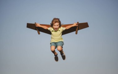 El yapımı el yapımı kağıt uçak kanatları olan sevimli sarışın çocuk oyun pilotu portresi. Çocuk hayalleri, başarı, yaratıcı ve başlangıç konsepti