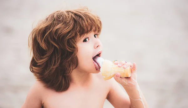 Criança Gelado Criança Americana Desfrutando Cone Gelado — Fotografia de Stock