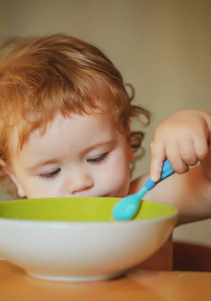 Criança Bebê Comer Sopa Cozinha Com Pratos Colher — Fotografia de Stock