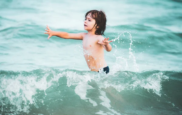 Chłopiec Bawiący Się Pływający Błękitnym Morzu Latem Błękitny Ocean Wawes — Zdjęcie stockowe