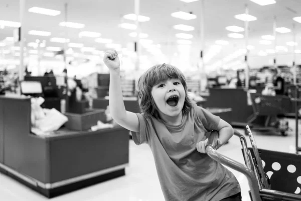 Kind Supermarkt Kleinkind Mit Einkaufstasche Geschäft — Stockfoto