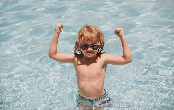 在游泳池里的孩子在阳光灿烂的日子 一个戴着太阳镜的可爱的小男孩兴奋极了 — 图库照片