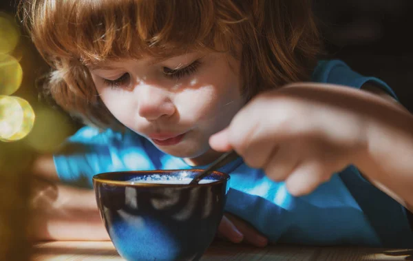 Dzieci Domowe Jedzenie Zdrowe Nawyki Chłopak Śniadanie Kuchni Żywienie Dzieci — Zdjęcie stockowe