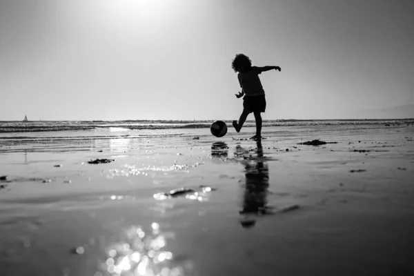 Kod Spielen Fußball Oder Fußball Strand Den Sommerferien Silhouette Bei — Stockfoto