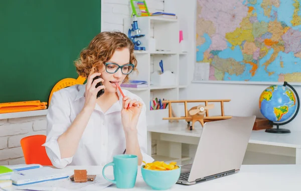 Leer Met Plezier Grappige Vrouwelijke Leraar Met Mobiele Telefoon Gebruiken — Stockfoto