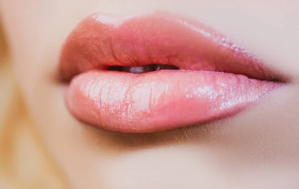 Dostining yubkasi ostida qoli bilan lezbiyenning fotosurati