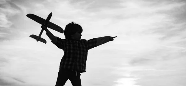 Piccolo Aviatore Sopra Cielo Del Tramonto Memorie Infanzia Concetto Bambini — Foto Stock