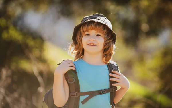 Kleiner Junge Mit Rucksack Wandert Malerischen Bergen Junge Einheimische Touristin — Stockfoto