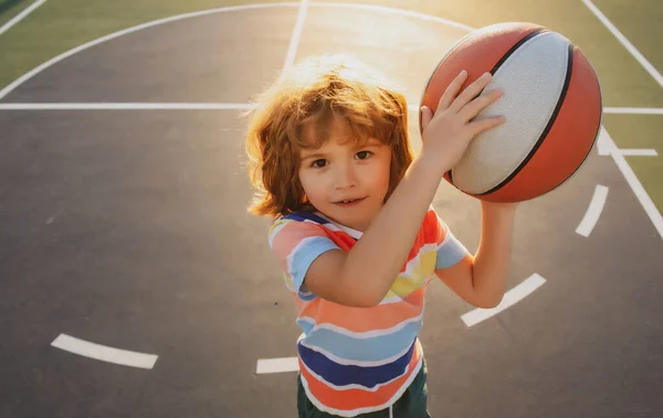Mały Biały Dzieciak Sportowy Grający Koszykówkę Trzymający Piłkę Szczęśliwą Twarzą — Zdjęcie stockowe