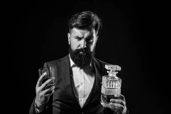 Koncepcja Napojów Luksusowych Popijając Whiskey Man Bartender Trzyma Szklankę Whisky — Zdjęcie stockowe