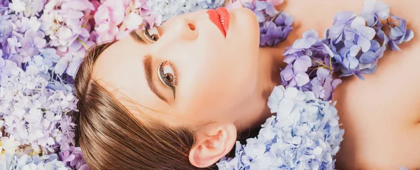 Maquillaje Cosmético Cuidado Piel Belleza Natural Mujer Acostada Sobre Flores — Foto de Stock