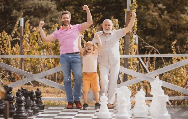 Familie Der Männlichen Generation Mit Drei Verschiedenen Generationen Alter Von — Stockfoto