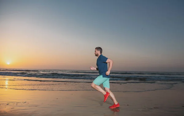 Männliches Modell Sportbekleidung Das Draußen Strand Trainiert Sportlicher Junger Mann — Stockfoto