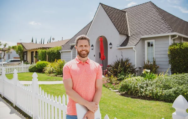 Homem Porta Uma Nova Casa Empresário Feliz Bonito — Fotografia de Stock