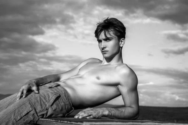 Svalnatý Mužský Model Bez Košile Obloze — Stock fotografie