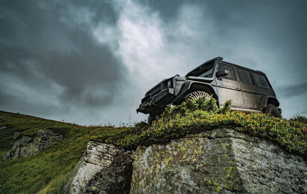 Terénní Auto Extrémní Silniční Prohlídka Lese Offroad Auto Horské Silnici — Stock fotografie