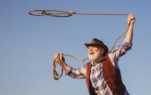 Öreg Cowboy Lasszókötéllel Farmon Vagy Rodeón Szakállas Nyugati Férfi Barna — Stock Fotó
