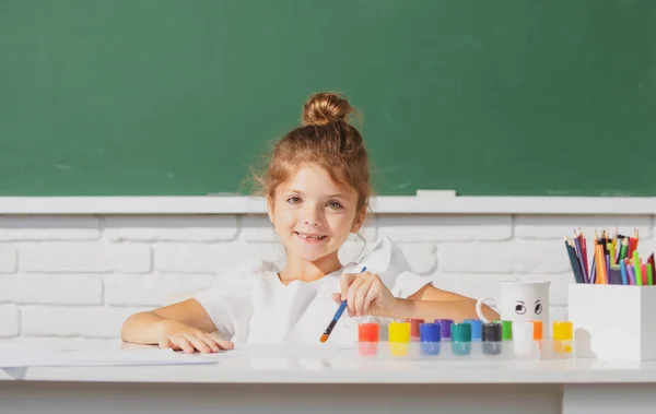 Lezione Pittura Disegno Arte Bambino Ragazza Disegna Classe Seduto Tavolo — Foto Stock