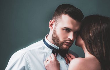 Tutkulu çiftin romantik anı. Seksi güzel çift. Öpüşen çift portresi. Genç aşığı olan şehvetli esmer kadın, tutkulu çift ön sevişmesi.