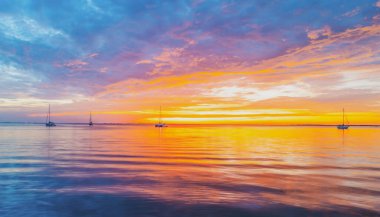 Deniz sahili, gün batımı gökyüzü soyut arkaplanı. Yaz tatili ve seyahat kavramını kopyala